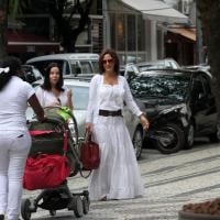 Guilhermina Guinle passeia com a filha, Minna, de 2 meses, no Rio de Janeiro