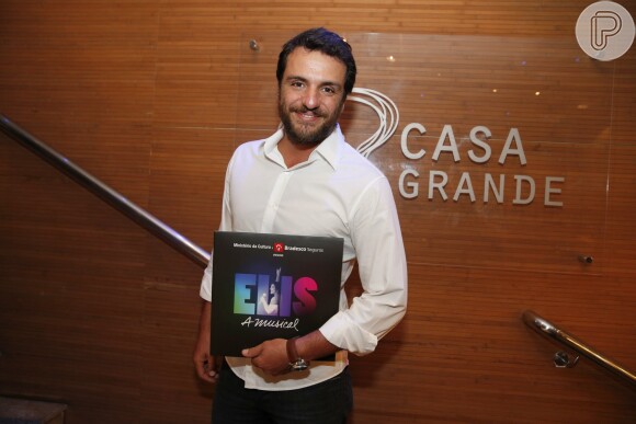 Rodrigo Lombardi posou com o programa de 'Elis - A Musical' antes de assistir ao espetáculo