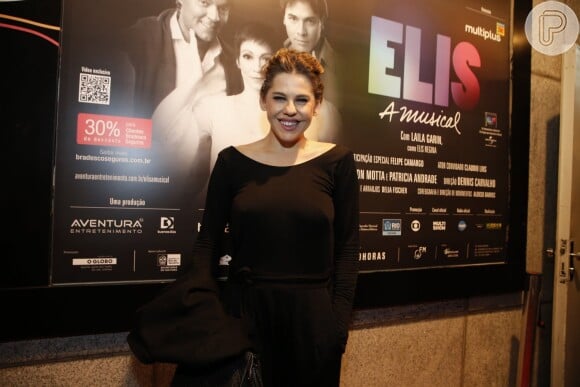 Bárbara Paz, que está no ar na novela 'Amor à Vida', apostou em um look preto para assistir a sessão para convidados de 'Elis - A Musical'