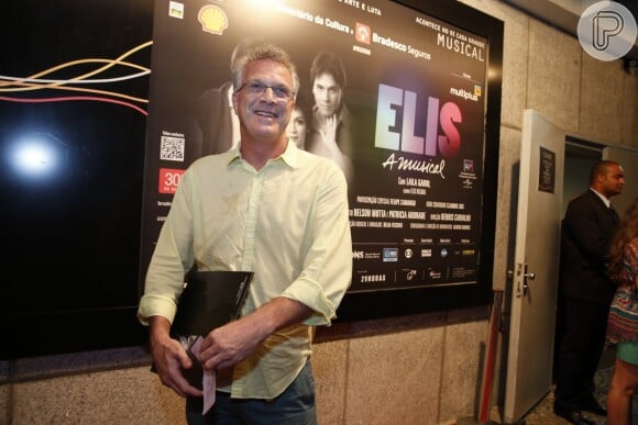 Pedro Bial posou para a imprensa antes de assistir a sessão para convidados de 'Elis - A Musical'