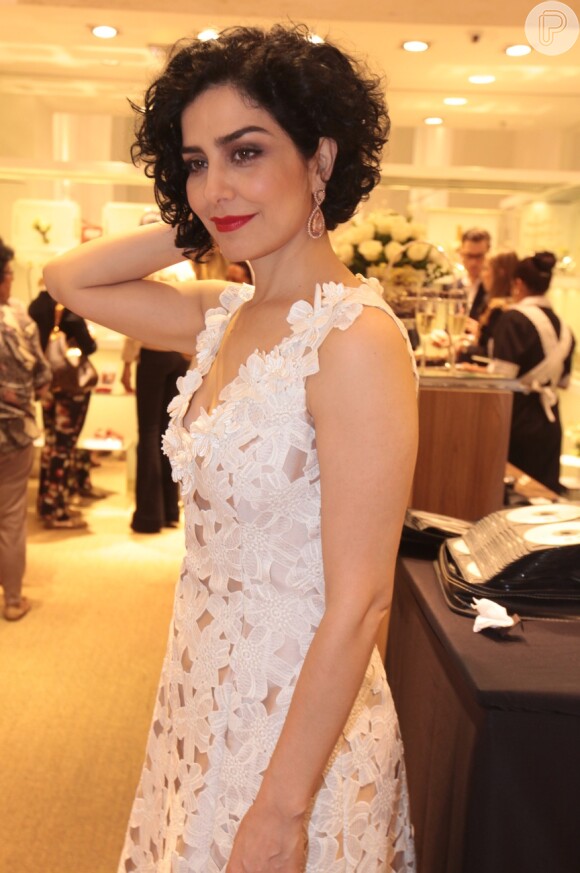 Letícia Sabatella usa vestido branco em evento