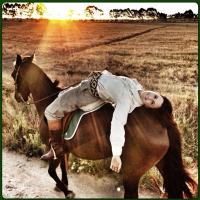 Guilhermina Guinle se equilibra sobre cavalo em fazenda no Rio Grande do Sul