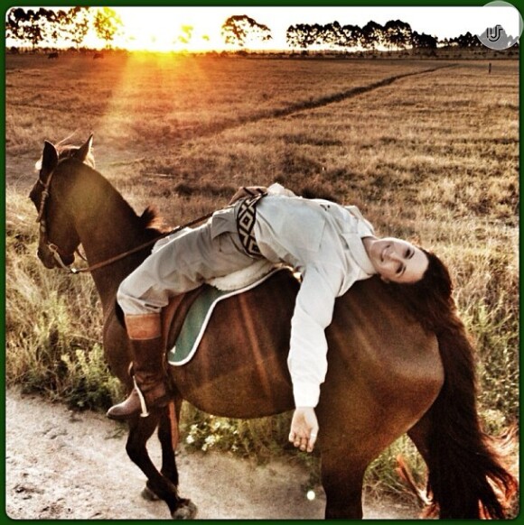 Guilhermina Guinle posta foto em cima de cavalo em fazenda no Rio Grande do Sul, em 27 de dezembro de 2012