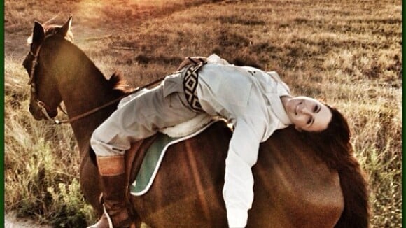 Guilhermina Guinle se equilibra sobre cavalo em fazenda no Rio Grande do Sul