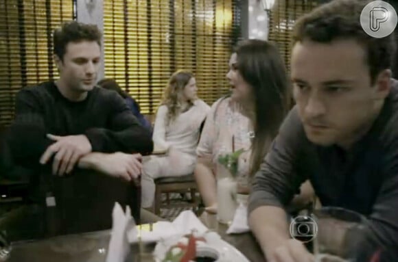 Daniel (Rodrigo Andrade) sente ciúmes de Perséfone (Fabiana Karla) com Vanderlei (Marcelo Argenta) , em 'Amor à Vida'