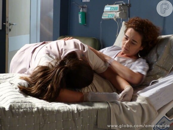 Na tentativa de emagrecer, Perséfone (Fabiana Karla) faz dieta severa e desmaia durante o trabalho, em cima de uma paciente, em 'Amor à Vida'