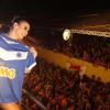 A cantora ganhou dos fãs uma camisa do Cruzeiro, time de futebol mineiro
