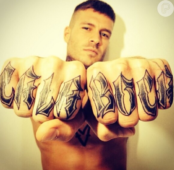 Mateus Verdelho fez outra tatuagem recentemente, escreveu 'Cala Boca' nos dedos das mãos
