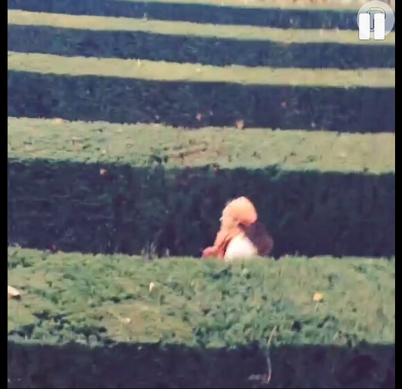 Bruna Marquezine brinca em labirinto durante intervalo das gravações de 'Em Família'