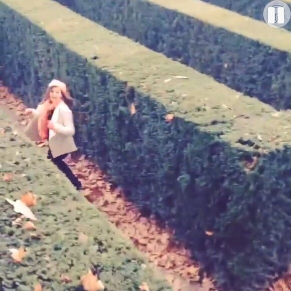 Bruna Marquezine se perde em labirinto em Viena, na Áustria, em 19 de novembro de 2013