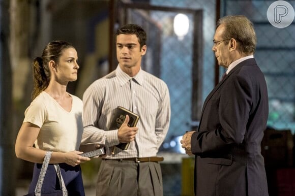 Elias (Sidney Sampaio) acompanha Gina (Carolina Kasting) até sua casa quando Herbert (José Wilker) aparece querendo falar com ela, em cena de 'Amor à Vida'