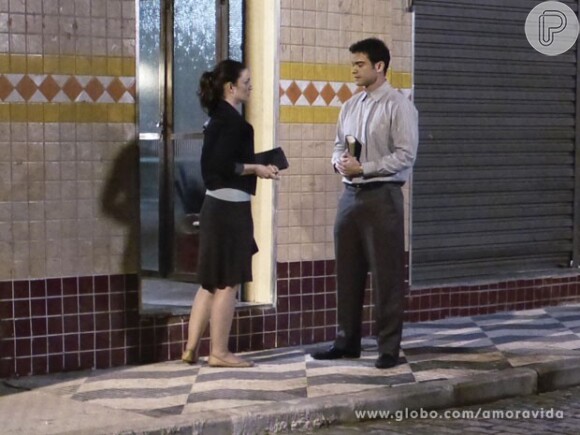 Gina (Carolina Kasting) conheceu Elias (Sidney Sampaio) na igreja, em 'Amor à Vida'