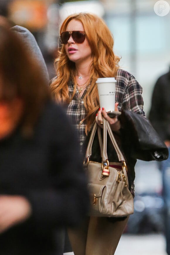 Lindsay Lohan sempre é flagrada pelas ruas de Nova York