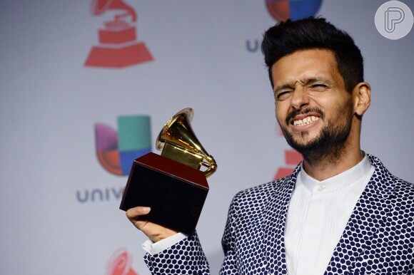 Draco Rosa comemora o Grammy Latino recebido na noite desta quinta-feira (21)