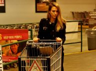 Gente como a gente! Jessica Alba empurra carrinho de mercado e carrega sacolas