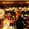 A atriz Jessica Alba gastou parte do tempo para escolher bebidas no Whole Foods, em Los Angeles