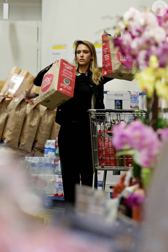 Jessica Alba estava em um supermercado, longe do glamour habitual