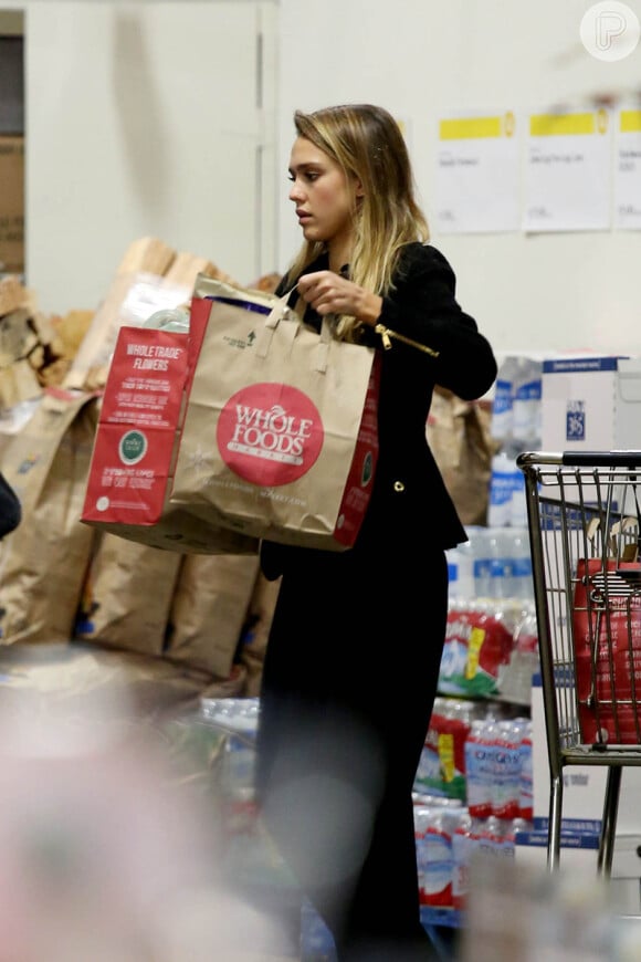Jessica Alba carrega várias sacolas pela Whole Foods, em Los Angeles