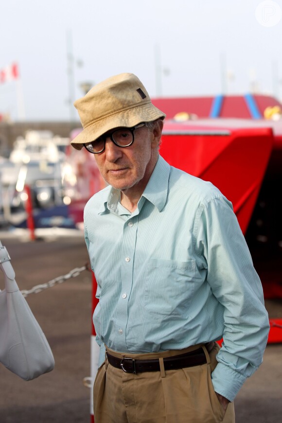 Woody Allen é um diretor de cinema conhecido por manter uma média de produção de um filme por ano