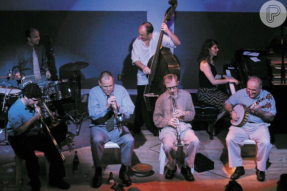 Além de comediante, diretor, roteirista e ator, Woody Allen toca clarinete num pub em Nova Iorque