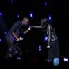 Thiaguinho beija a mão de Maite Perroni no palco
