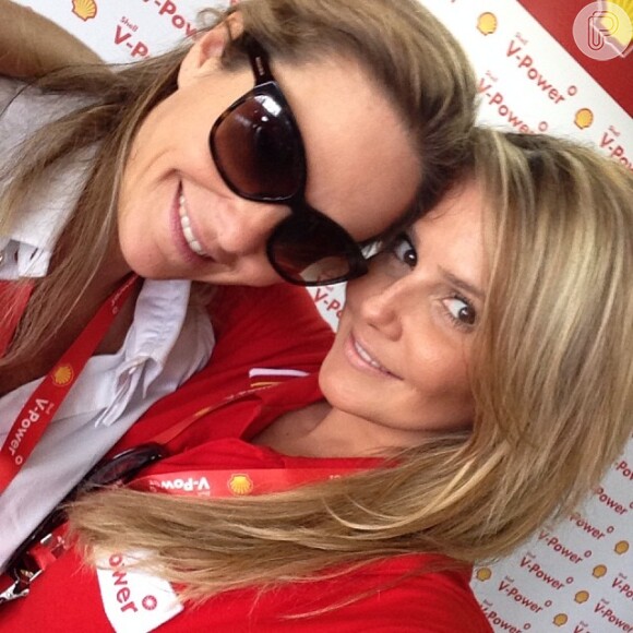 Deborah Secco esteve presente no camarote do autódromo de Interlagos, neste domingo, 25 de novembro de 2013