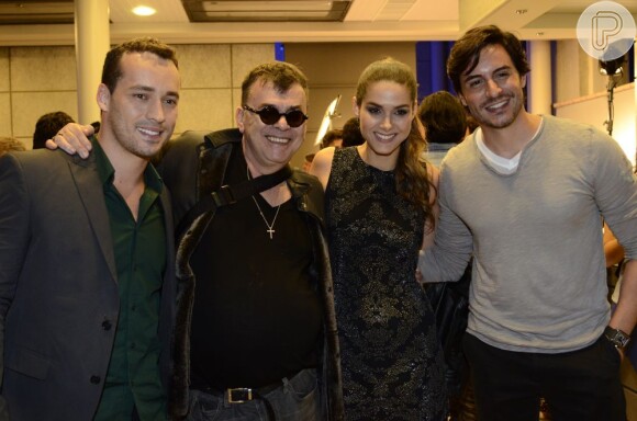 Walcyr Carrasco com Rodrigo Andrade, Fernanda Machado e Ricardo Tozzi, atores do elenco de 'Amor À Vida', posam para foto