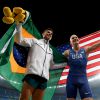 Brasileiro Thiago Braz comemorou a medalha de ouro com o terceiro colocado americano