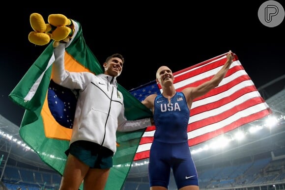 Brasileiro Thiago Braz comemorou a medalha de ouro com o terceiro colocado americano