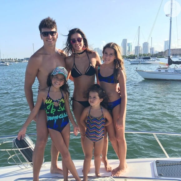 Vera Viel curtiu um mês de férias em Orlando e Miami com o marido, o apresentador Rodrigo Faro, e com as três filhas