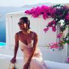 A atriz postou uma foto com vestido decotado no Instagram para se despedir do último dia em Santorini