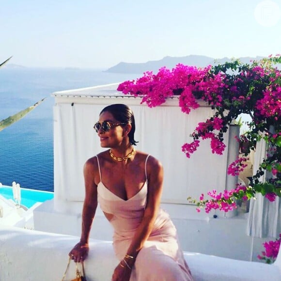 A atriz postou uma foto com vestido decotado no Instagram para se despedir do último dia em Santorini