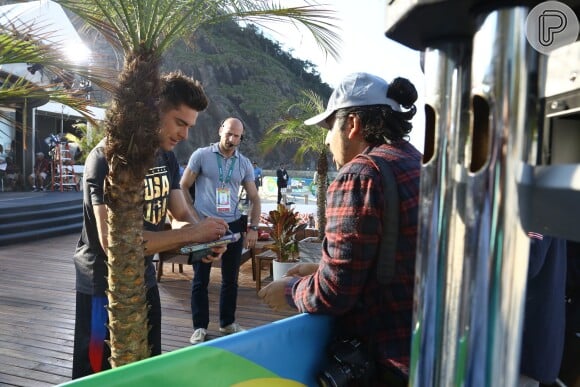Zac Efron deu autógrafos em sua visita a Copacabana em meio a Olimpíada Rio 2016