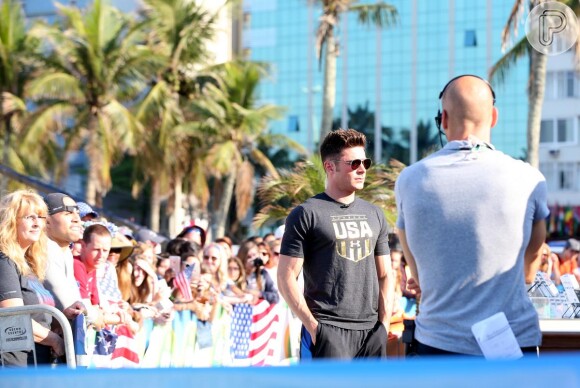Simpático, Zac Efron, astro da série 'High School Musical', atendeu aos fãs que estavam em frente a um hotel em Copacabana, Rio de Janeiro