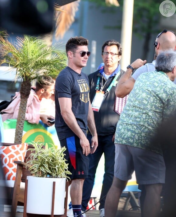 Zac Efron foi tietado nesta quarta-feira 17 de agosto de 2016 por fãs que se aglomeravam em frente a um hotel em Copacabana, Rio de Janeiro, e, no dia anterior, se encontrou com uma fã famosa: a ginasta americana Simone Biles
