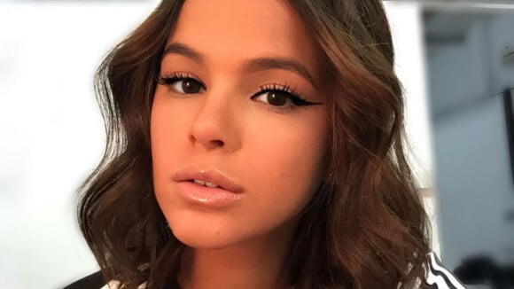Bruna Marquezine surge produzida e brinca com maquiador: 'Atrapalhando a selfie'