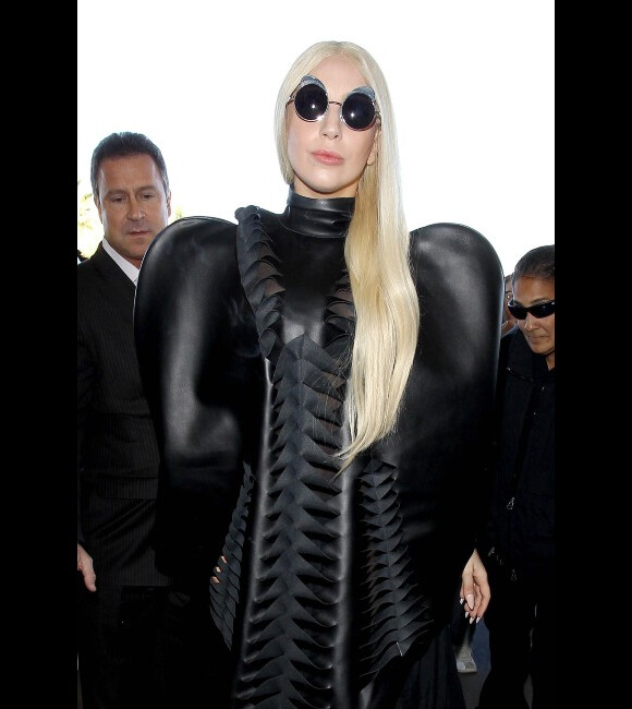 Cantora Lady Gaga viajará para o Japão e levará Gagadoll para o lançamento do disco 'Artpop'