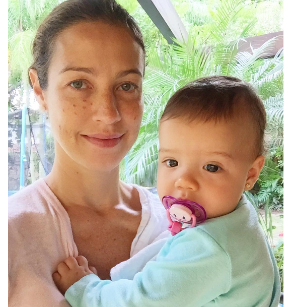 Luana Piovani comemorou os primeiros passos da filha Liz, de 11 meses, em um vídeo publicado no Instagram nesta quarta-feira, dia 17 de agosto de 2016