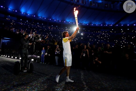 Gustavo Kuerten participou do revezamento da tocha olímpica na cerimônia de abertura