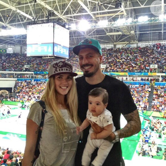 Aline Gotschalg e Fernando Medeiros levaram o filho, Lucco, a jogo de basquete nesta quarta-feira, 17 de agosto de 2016