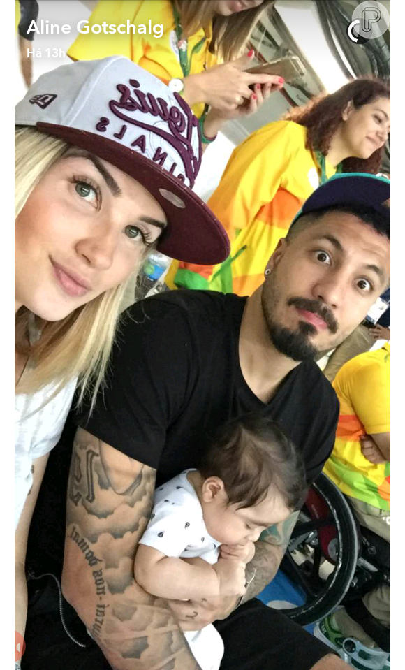 Aline Gotschalg e Fernando Medeiros foram com o filho, o pequeno Lucca, assistir ao jogo de basquete entre Estados Unidos e Argentina pela Olimpíada Rio 2016