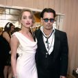 Amber Heard, ex-mulher de Johnny Depp, irá doar para instituções beneficentes o dinheiro
