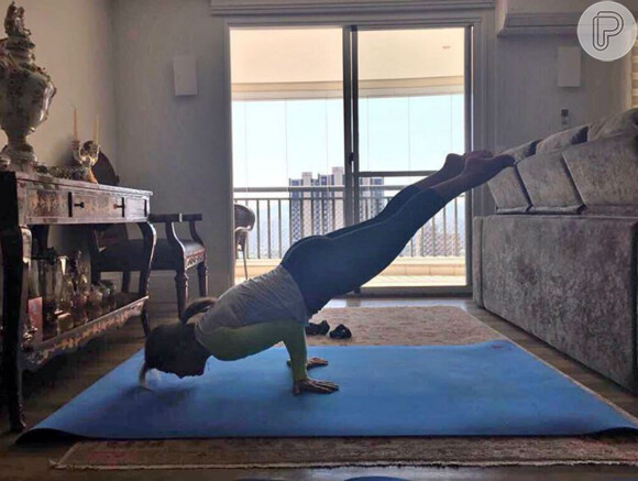 Zilu mostrou boa elasticidade ao fazer posição de Yoga nesta quinta-feira, 18 de agosto de 2016