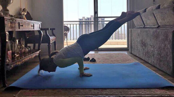 Zilu, aos 58 anos, exibe boa forma e elasticidade ao fazer ioga: 'Equilíbrio'