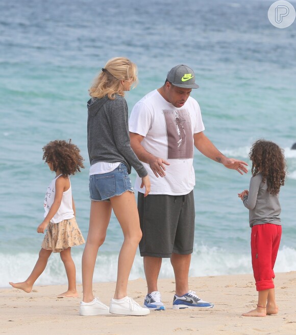 Ronaldo e a namorada, Celina Locks, se divertem com as filhas dele, Maria Sofia, de 7 anos, e Maria Alice, de 6, na Praia do Leblon, no Rio de Janeiro