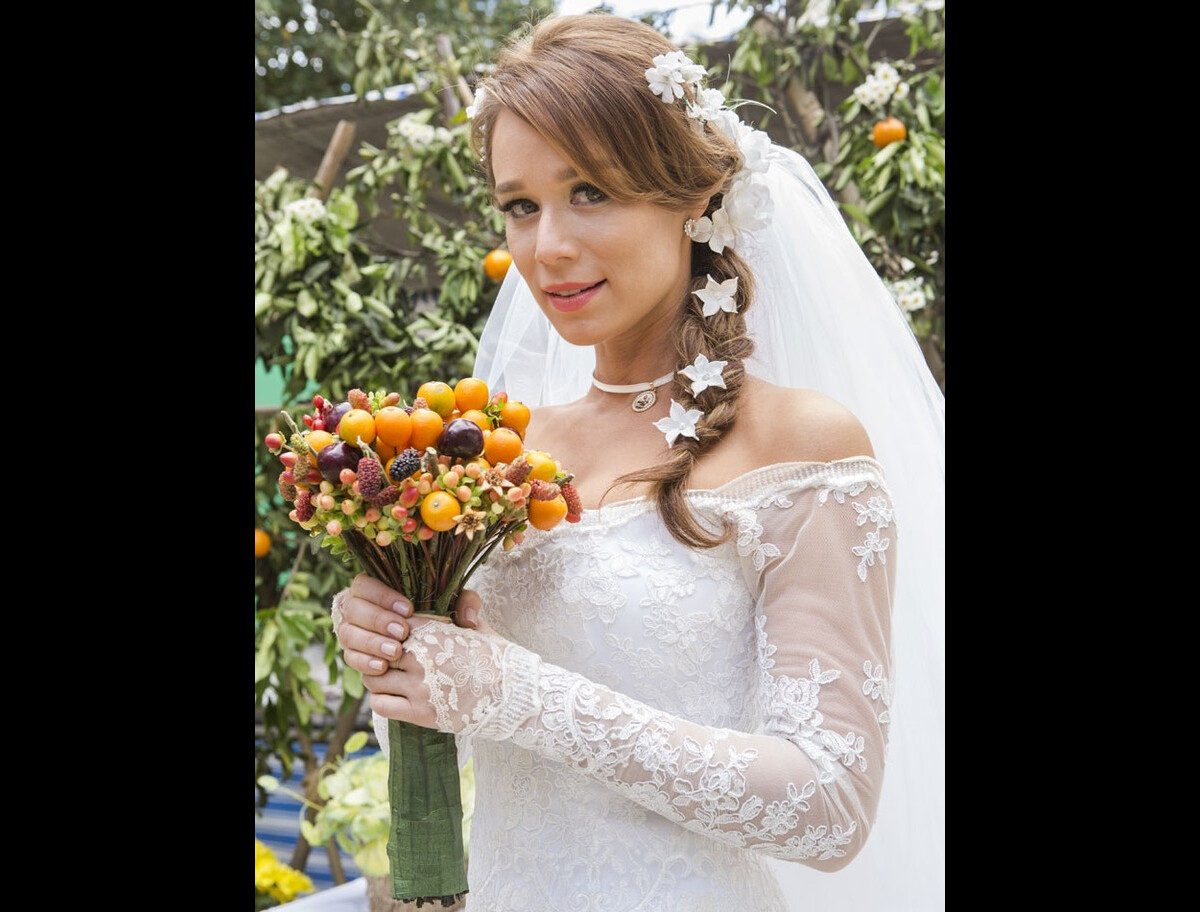 Foto: Tancinha (Mariana Ximenes) e Apolo (Malvino Salvador) posam com a  família depois do casamento, no final da novela 'Haja Coração' - Purepeople