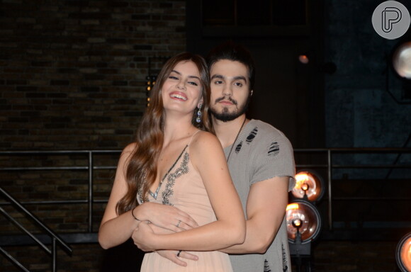 Luan Santana e Camila Queiroz trocam beijos em gravação do DVD '1971' nesta quinta-feira, dia 18 de agosto de 2016