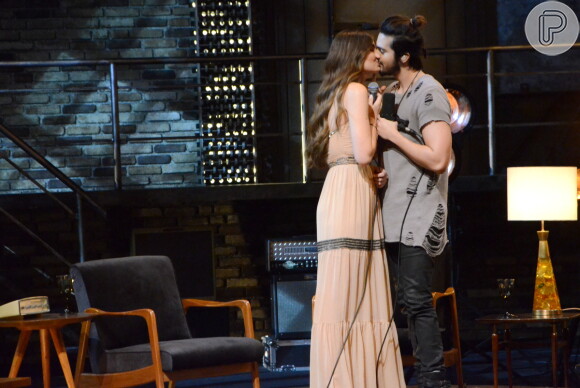 Luan Santana e Camila Queiroz trocam beijos em gravação do DVD '1971' nesta quinta-feira, dia 18 de agosto de 2016