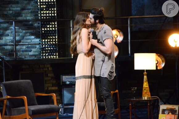 Luan Santana e Camila Queiroz trocam beijos em gravação do DVD '1971' nesta quinta-feira, dia 18 de agosto de 2016