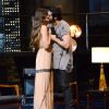 Luan Santana e Camila Queiroz trocam beijos em gravação do DVD '1971' nesta quinta-feira, dia 18 de agosto de 2016